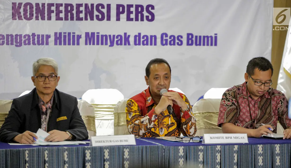 Komite BPH Migas Jugi Prajogjo memberi keterangan terkait penetapan harga jual gas bumi melalui pipa jaringan gas, Jakarta, Selasa (5/3). Harga jual di tujuh kabupaten/kota lebih rendah dibanding harga LPG tabung di pasaran. (Liputan6.com/FaizalFanani)