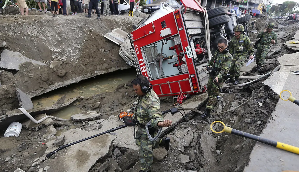 Tim penyelamat saat berusaha mencari korban  yang diperkirakan terperangkap di bawah reruntuhan bangunan, Taiwan, Jumat (1/8/14). (REUTERS/Toby Chang) 