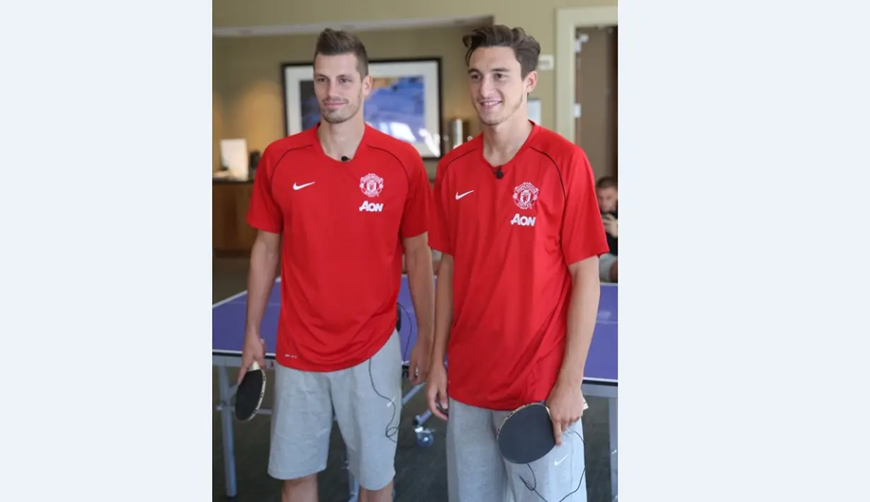 Morgan Schneiderlin dan  Matteo Darmian menghabiskan waktu senggang di sela-sela tur pra musim Manchester United di Amerika Serikat dengan bermain tenis meja. (Manutd.com)