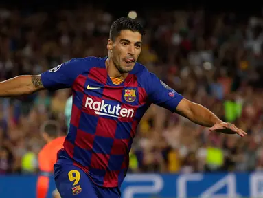 Pemain Barcelona Luis Suarez melakukan selebrasi setelah mencetak gol ke gawang Inter Milan pada lanjutan Liga Champions di Stadion Camp Nou, Barcelona, Spanyol, Rabu (2/10/2019). Barcelona menang 2-1 lewat gol Luis Suarez. (AP Photo/Emilio Morenatti)