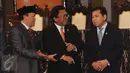 Ketua DPR, Setya Novanto (kanan) berbincang dengan Ketua DPD, Oesman Sapta Odang dan Hidayat Nur Wahid saat menghadiri upacara pengucapan sumpah jabatan Ketua dan Wakil Ketua BPK di Gedung MA, Jakarta, Rabu (26/4). (Liputan6.com/Helmi Fithriansyah)