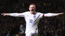 Wayne Rooney merayakan gol ke gawang Skotlandia pada laga persahabatan di Stadion Celtic Park, Skotlandia, Selasa (18/11/2014). (AFP Photo/Ian Macnicol)