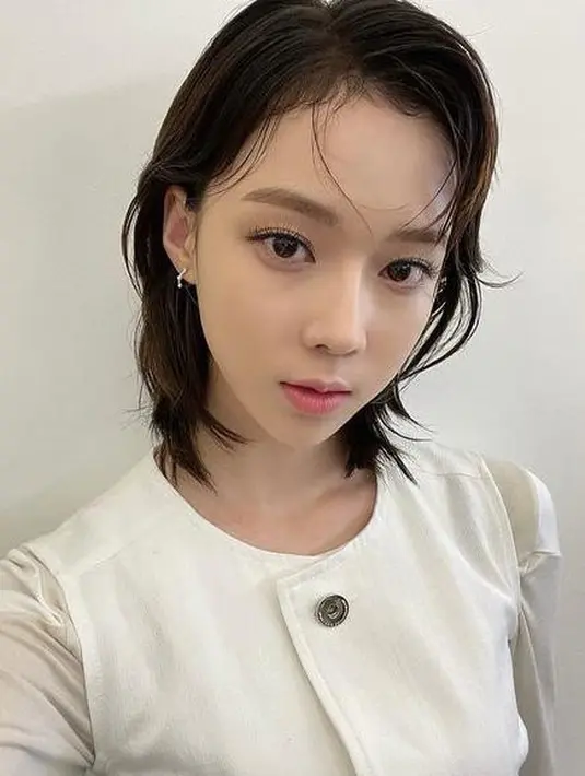 Visual Winter mencuri perhatian karena ia mampu menunjukkan sisi feminim maupun maskulin dengan sangat baik. Getarannya yang chic dan dingin membuat aura tampannya langsung menonjol. (Instagram/aespa_official).