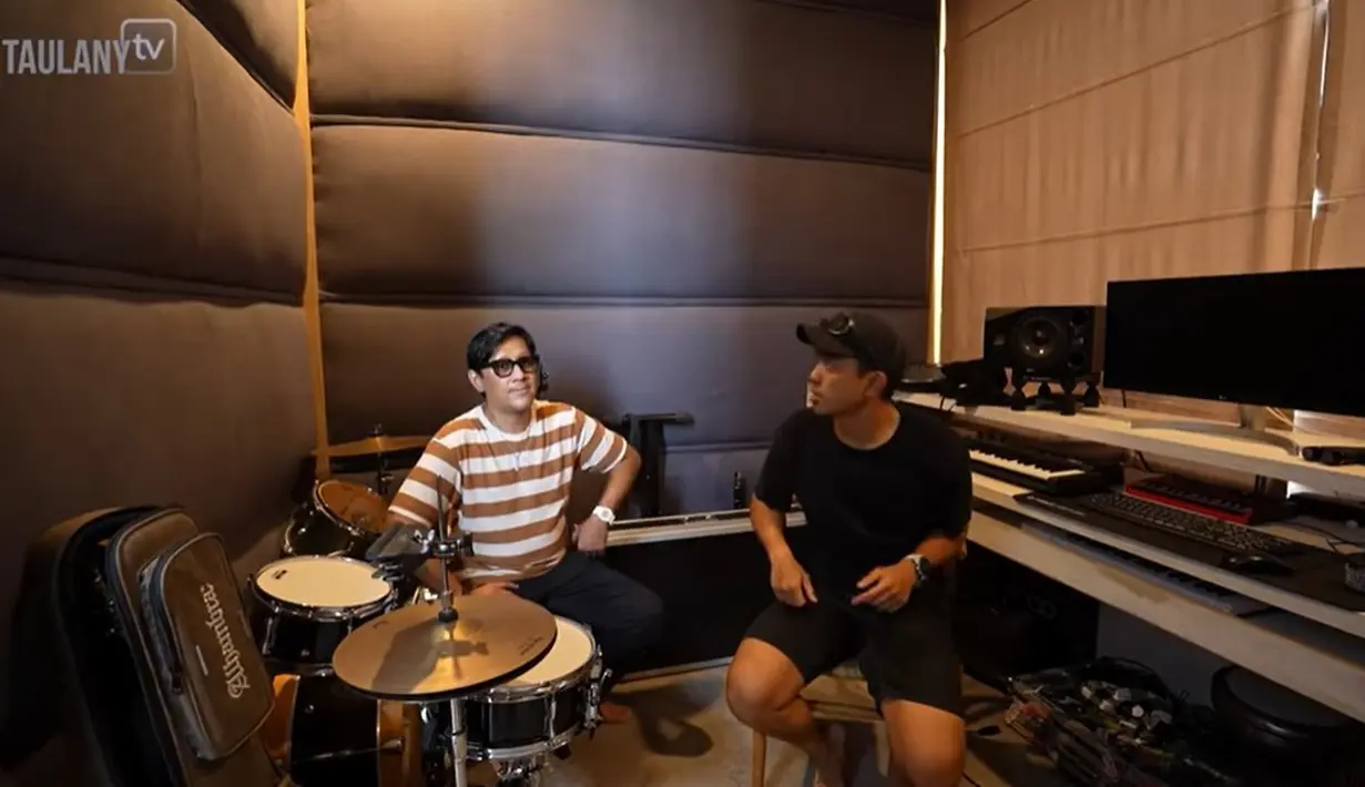 Ruangan berikut merupakan ruang studio. Meski tak lagi manggung, ia mengaku masih sering mendapatkan order untuk film, jingle dll. Tampak banyak perlengkapan di ruang studionya. Sedangkan naik satu step lagi bisa melihat suasana Canggu, Bali dan tempat santai waktu malam. [Youtube/TAULANY TV]
