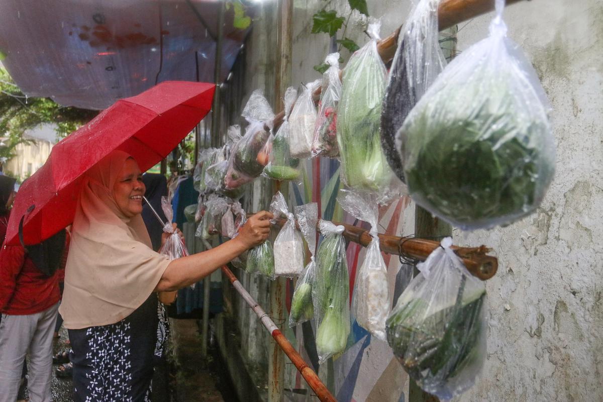 FOTO: Warga Jati Padang Berbagi Bahan Makanan dan Pakaian Layak Pakai di Bulan Ramadan