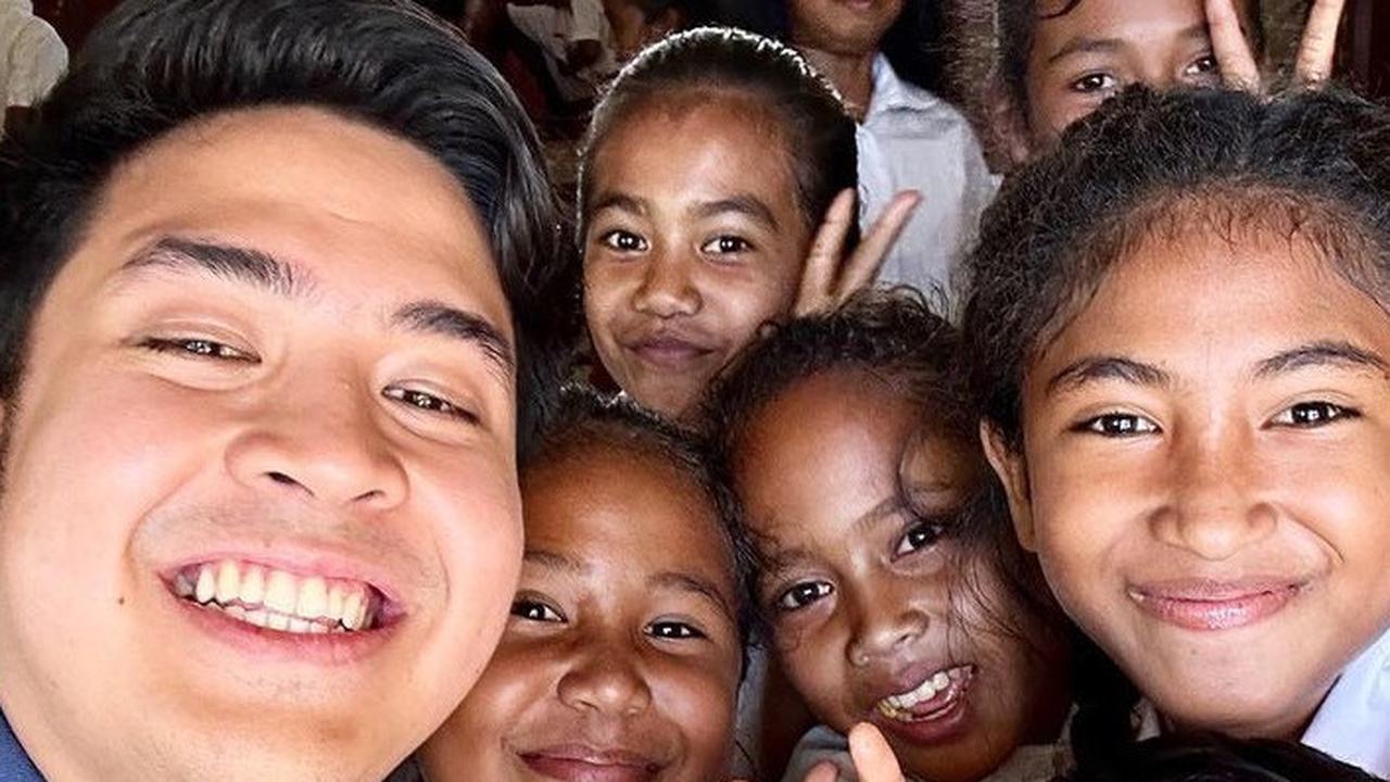 Setelah kelas usai, Jerome tak lupa mengabadikan momen bersama anak didiknya. &nbsp;Ekspresi mereka yang tulus dan ceria membuat hati siapa saja yang melihatnya tersentuh.