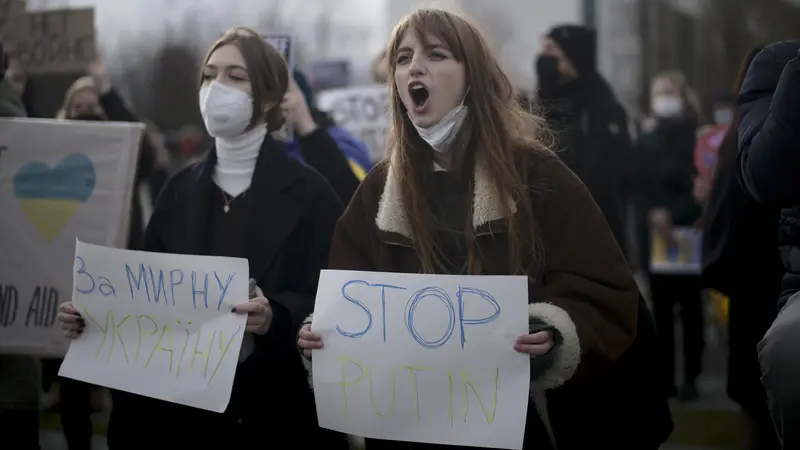 Para pengunjuk rasa di seluruh dunia berkumpul untuk mendukung Ukraina