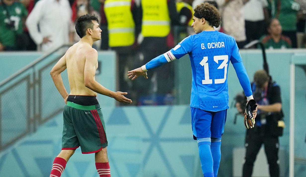Pemain Meksiko, Hirving Lozano dan kiper Guillermo Ochoa meninggalkan lapangan usai negaranya dipastikan tersingkir dari Piala Dunia 2022. (AP/Julio Cortez)
