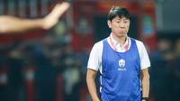Pelatih asal Korea Selatan itu tampak mengenakan rompi berwarna biru. (Bola.com/Bagaskara Lazuardi)