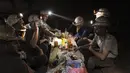 Penambang batu bara Bosnia berbuka puasa di bawah tanah di sebuah tambang di Zenica, Bosnia (29/5/2021).  Setelah berbuka dan melaksanakan sholat para penambang kembali ke pekerjaan mereka yang sulit dan berbahaya. (AP Photo/Kemal Softic)