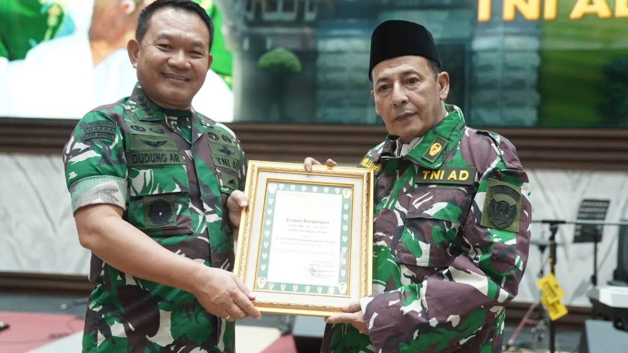 Kepala Staf Angkatan Darat (KSAD), Jenderal TNI Dudung Abdurachman, mengukuhkan Habib Muhammad Luthfi bin Ali Bin Yahya sebagai warga kehormatan TNI Angkatan Darat (tniad.mil.id)