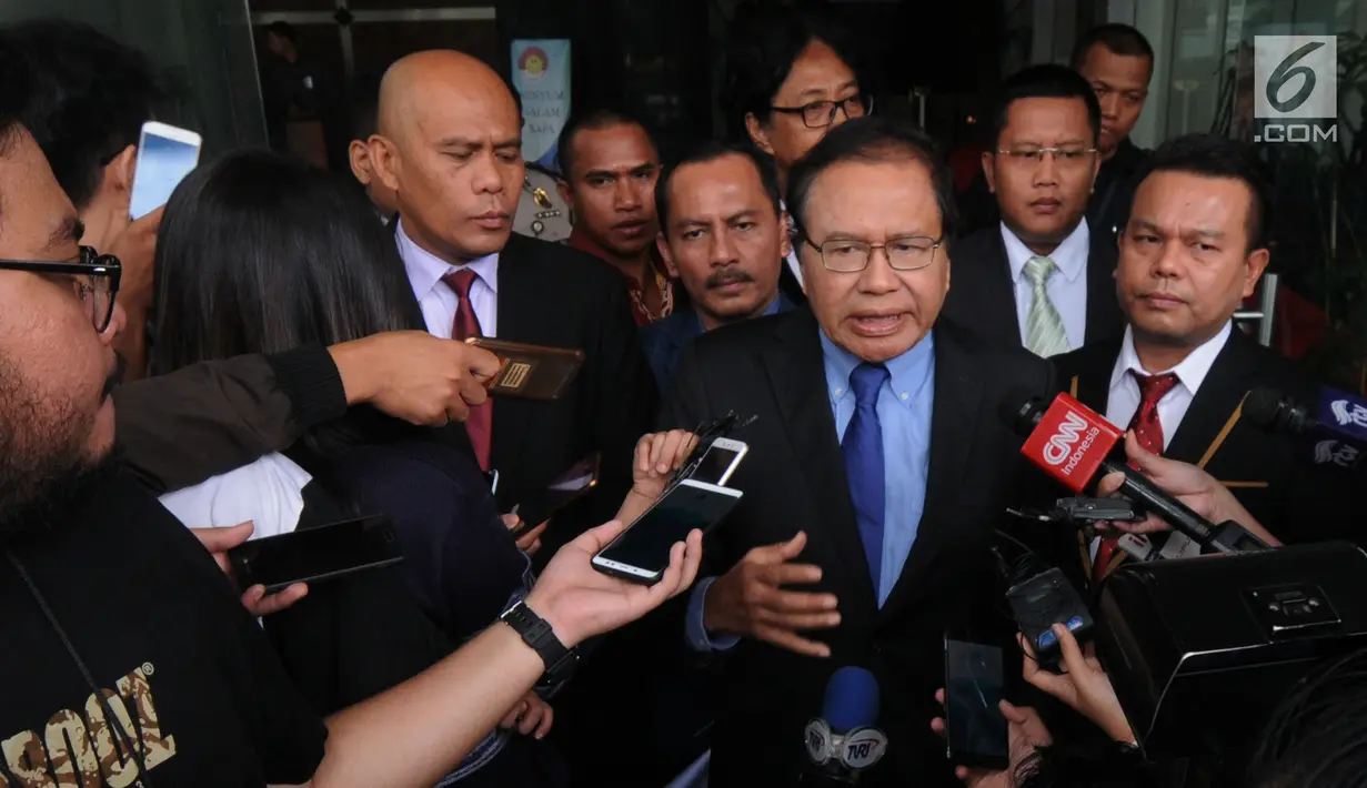 Mantan Menko Kemaritiman Rizal Ramli menjawab pertanyaan wartawan usai melaporkan dugaan korupsi impor pangan di Gedung KPK, Jakarta, Selasa (23/10). Rizal menilai dugaan korupsi impor pangan menimbulkan kerugian negara. (Merdeka.com/Dwi Narwoko)
