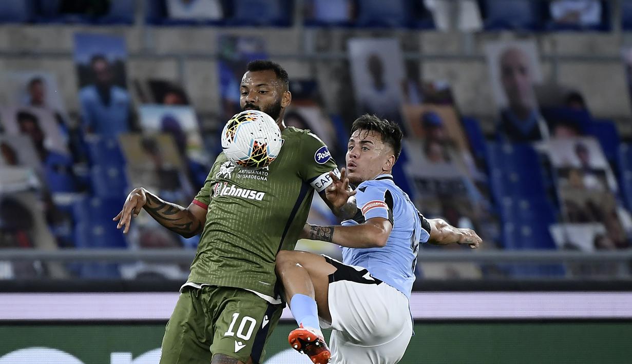 Bek Lazio, Patricio Gabarron, berebut bola dengan gelandang Cagliari, Joao Pedro, pada laga lanjutan Serie A pekan ke-35 di Stadio Olimpico, Jumat (24/7/2020) dini hari WIB. Lazio menang 2-1 atas Cagliari.(AFP/Filippo Monteforte)