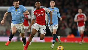 Lima menit kemudian atau pada menit ke-62, Myles Lewis-Skelly sukses menggandakan keunggulan Arsenal atas Manchester City. (Glyn KIRK/AFP)