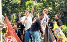 Sudah Dideportasi, Begini Aksi & Teriakan Dua Bule Inggris di Atas Mobil Komando saat Ikut Demo Ojol