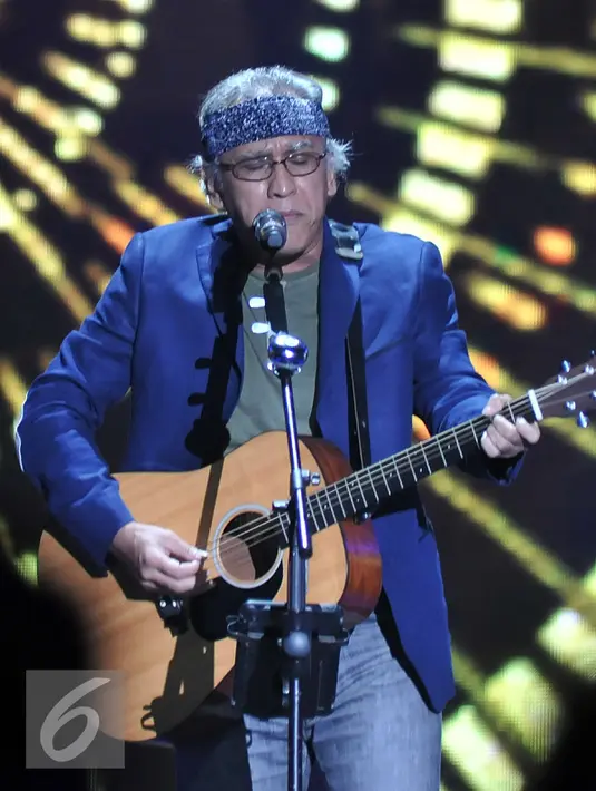 Iwan Fals membawakan lagu Bongkar saat tampil di Malam Puncak HUT SCTV ke 26 di Istora Senayan, Jakarta, Rabu (24/8). Iwan Fals merupakan satu dari musisi papan atas yang mengisi malam puncak HUT 26 SCTV. (Liputan6.com/Johan Tallo)