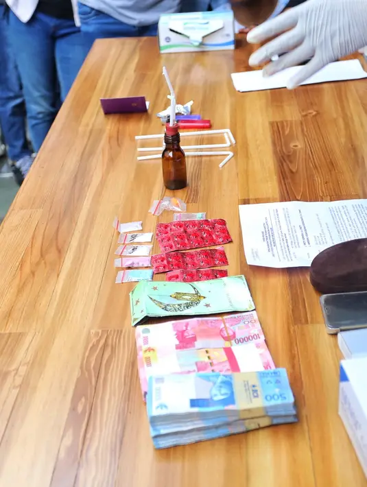 Disamping barang narkotika jenis Sabu dengan total 2,03 gram, polisi juga menyita 23 butir ekstasi dan pil happy five sebanyak 38 butir. Dari tangan Pretty, polisi mendapatkan uang 25 juta yang akan dipergunakan untuk membeli. (Adrian Putra/Bintang.com)