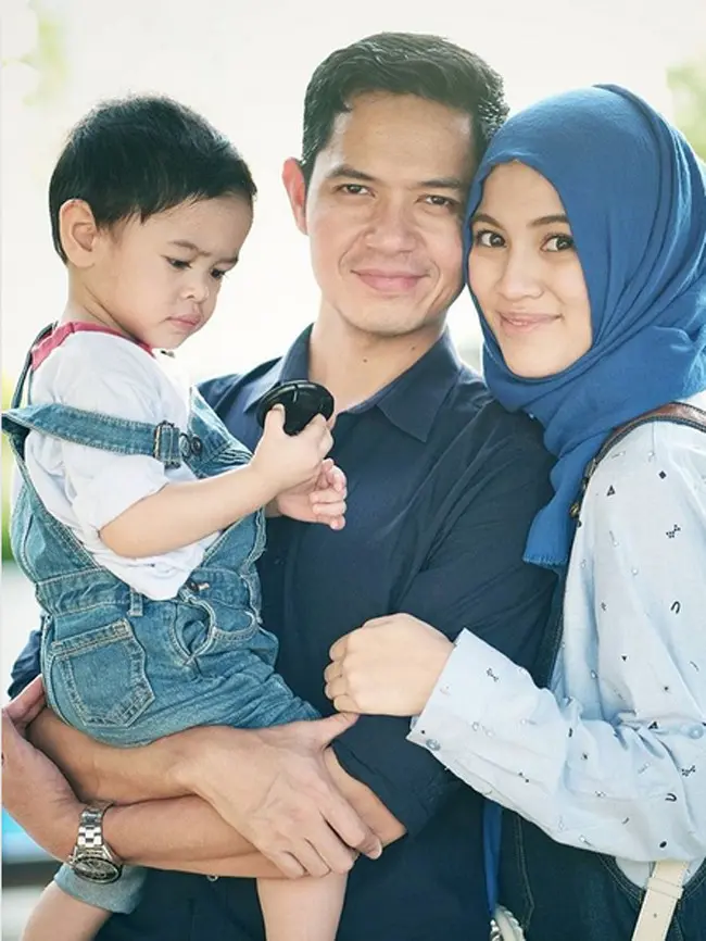 Sebagai suami, aktor 36 tahun itu juga harus pintar-pintar membagi waktunya. Apalagi melihat kondisi sang istri yang tengah hamil, dan mudah lelah. Perhatian lebih diberikan, termasuk segera pulang selesai syuting. (Instagram/ichasoebandono)