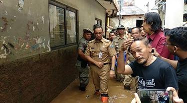 Anies Baswedan menyambangi lokasi banjir Jakarta