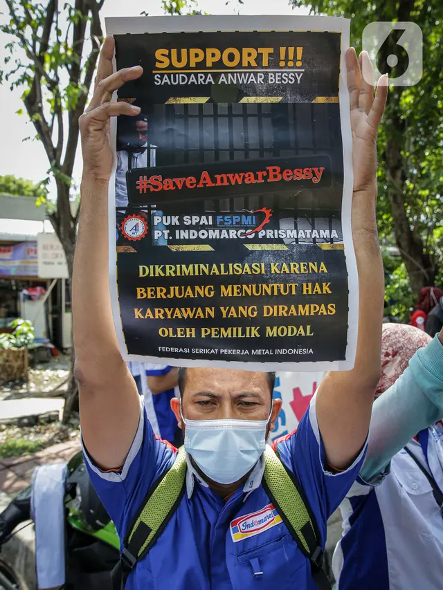 FOTO: Buruh Geruduk Kantor Indomaret