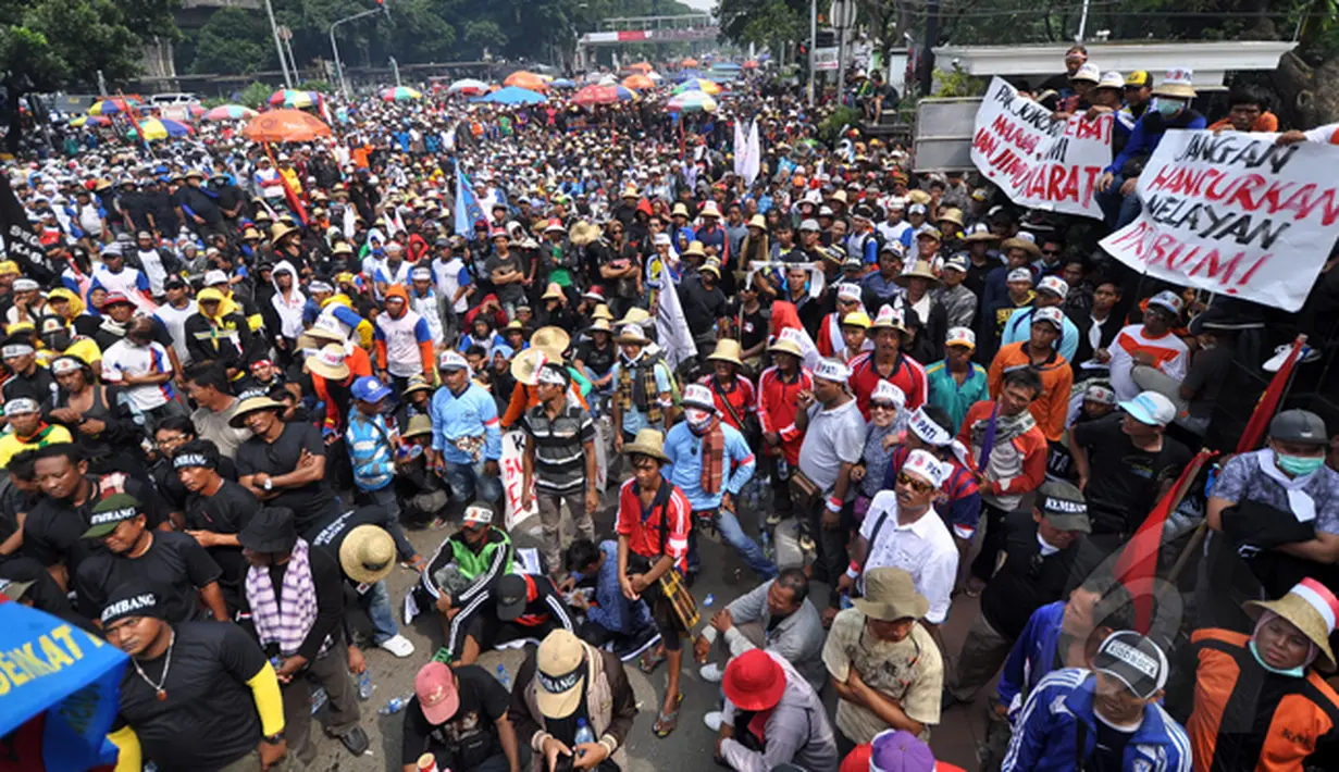 Aksi massa Front Nelayan Bersatu menolak Peraturan Menteri (Permen) tentang larangan penggunaan cantrang, atau jenis trawl yang telah dimodifikasi untuk menangkap ikan di depan kantor KKP, Jakarta, Kamis (26/2/2015). (Liputan6.com/Faizal Fanani)