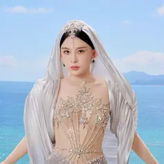 Zhao Yingzi, aktris asal Tiongkok, yang diduga harus meninggalkan red carpet lebih awal karena penampilannya dianggap melanggar aturan baru Cannes 2025. [Dok/Weibo Zhao Yingzi].