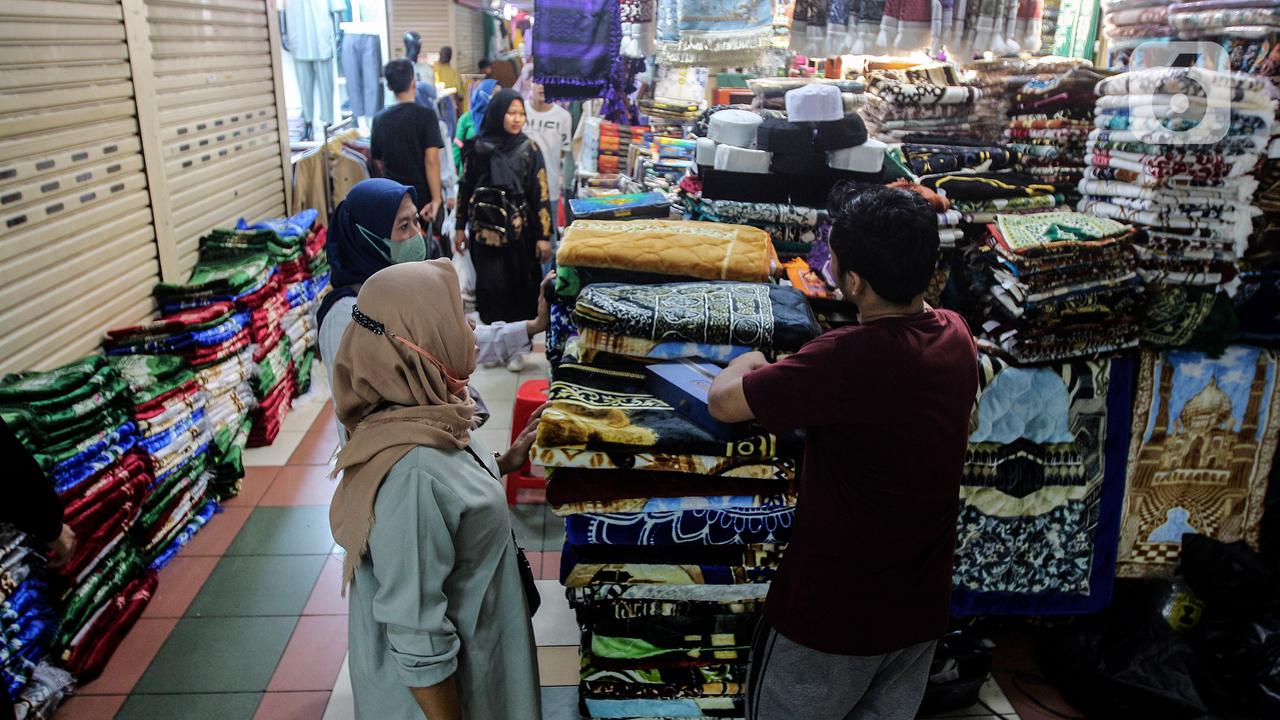 Para pengunjung yang datang ke Pasar Tanah Abang itu berburu pakaian untuk Lebaran 2023 atau Idul Fitri 1444 Hijriah.