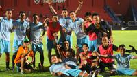 Pemain Perserang Serang merayakan raihan satu poin setelah menahan Persik Kediri 0-0 pada babak 16 besar ISC B di Stadion Brawijaya Kediri, Sabtu (1/10/2016). (Bola.com/Robby Firly)