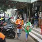 Warga mengenakan masker saat beraktivitas di sekitar Pasar Minggu yang kembali buka setelah penutupan selama tiga hari, Jakarta, Selasa (23/6/2020). Sebelumnya, Pasar Minggu ditutup sementara setelah tiga pedagang dinyatakan positif COVID-19. (Liputan6.com/Immanuel Antonius)
