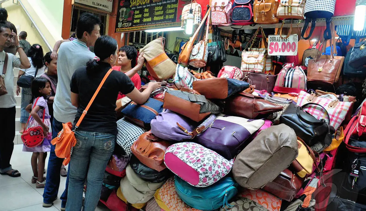 Seorang pengunjung sedang melihat-lihat di salah satu kios kawasan Blok M, Jakarta, Jumat (1/8/14). (Liputan6.com/Faizal Fanani)