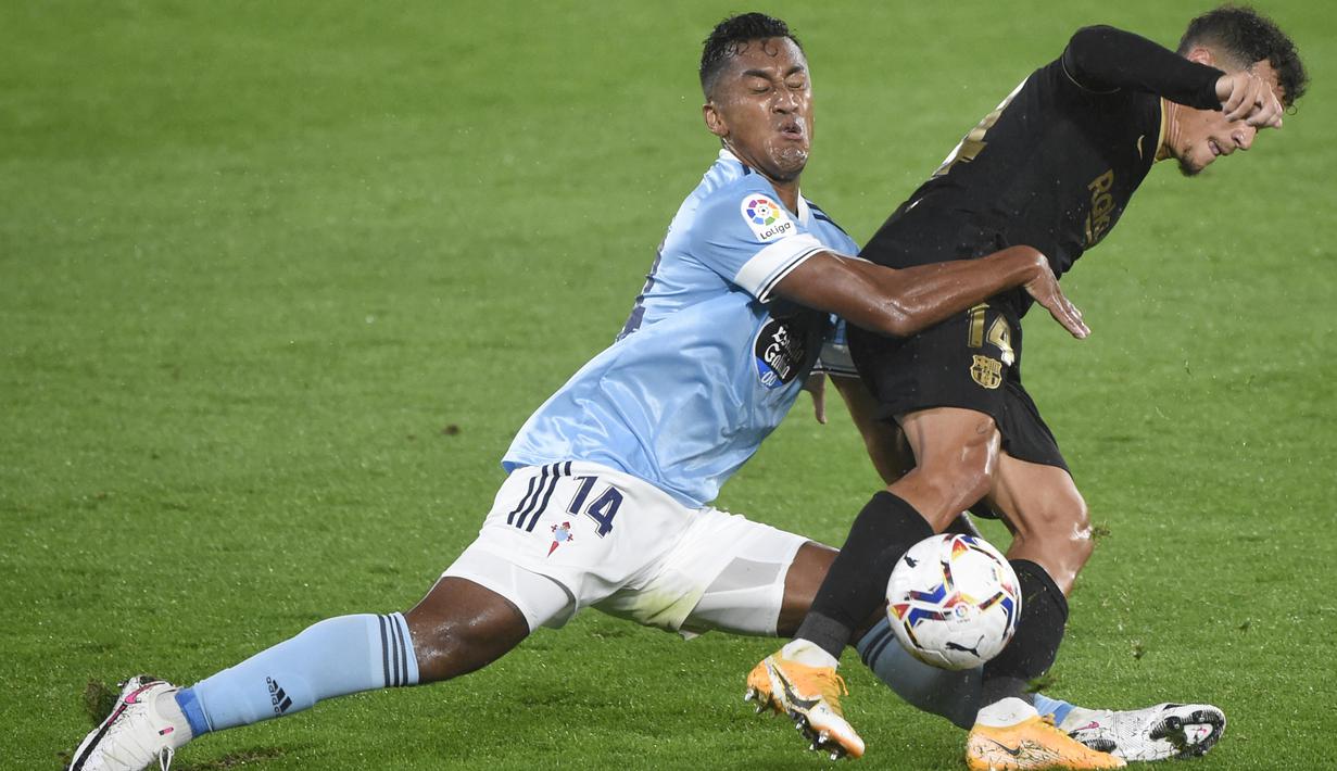 Gelandang Barcelona, Philippe Coutinho, berebut bola dengan gelandang Celta Vigo, Renato Tapia, pada laga lanjutan Liga Spanyol di Stadion Balaidos, Jumat (2/10/2020) dini hari WIB. Barcelona menang 3-0 atas Celta Vigo. (AFP/Miguel Riopa)