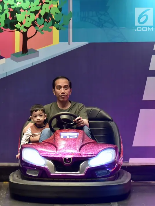 Presiden Joko Widodo menemani cucunya Jan Ethes bermain  bumper car di mal Botani Square, Bogor, (8/12). Presiden tampil berkaos hijau dengan celana jins dan sepatu sneakers. sang cucu mengenakan kaos garis-garis. (Liputan6.com/HO/Biro Pers Setpres)