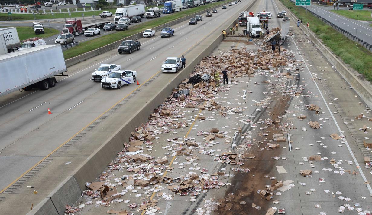 Kondisi Jalan Raya Arkansas, AS, yang dipenuhi pizza beku akibat sebuah truk terbalik, 9 Agustus 2017. Sebagian akses jalan pun ditutup karena kendaraan tidak dapat melintas dan terjebak dari jalur tersebut. (Arkansas Department of Transportation via AP)