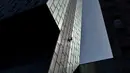 Pemanjat gedung pencakar langit asal Inggris George King memanjat Hotel Melia Barcelona Sky, Barcelona, Spanyol, 2 April 2021. George King mengatakan, dia merasa tengah berada pada dimensi kebahagiaan yang berbeda saat berada di puncak Hotel Melia Barcelona Sky. (Pau BARRENA/AFP)