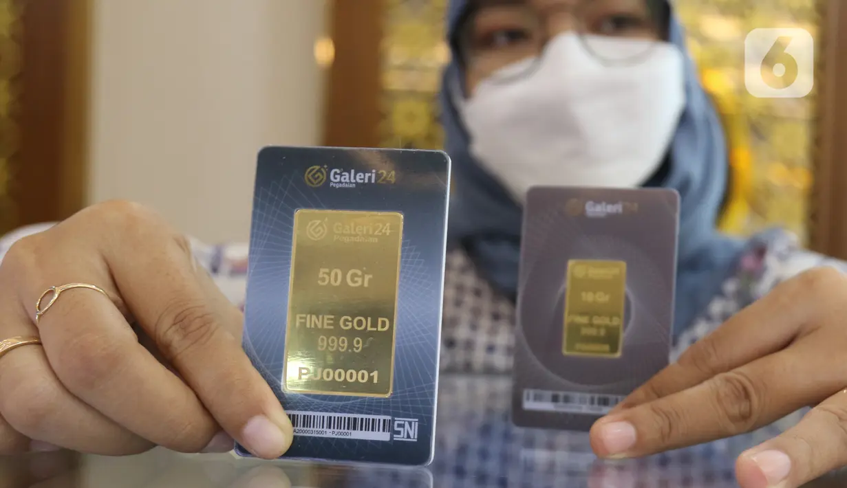 Seorang petugas menunjukkan koleksi emas batangan di Galeri 24 Pegadaian, Jakarta, Jumat (25/3/2022). Harga emas Antam di Pegadaian kembali naik. Hari ini harga emas Antam naik Rp 6.000 menjadi Rp 1 juta per gram, pada 25 Maret 2022. (Liputan6.com/Angga Yuniar)
