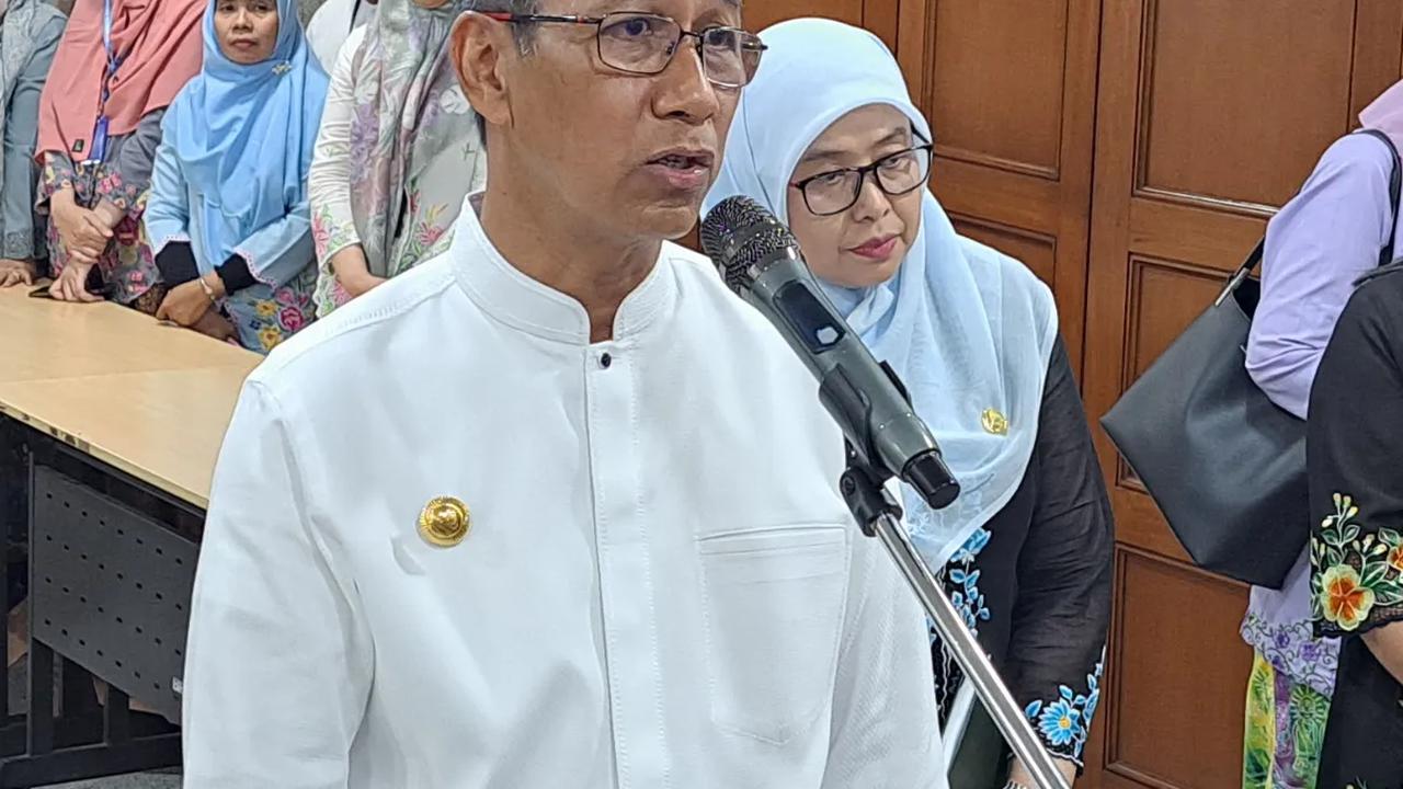 “Terkait kebersihan, sudin-sudin harus mencari satu atau dua titik lokasi yang bisa diselesaikan (masalah) sampahnya,” kata Pj Gubernur DKI Heru, Jumat (6/10).<br>