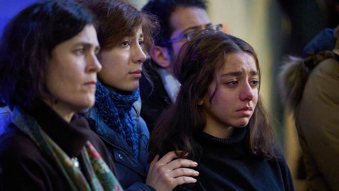 Seorang perempuan mengikuti kebaktian untuk empat mahasiswa pascasarjana korban pesawat 737-800 Ukraina yang jatuh di Iran, di salah satu universitas di Ontario, Kanada, Rabu (8/1/2020). Pesawat yang membawa 176 orang itu jatuh setelah lepas landas dari bandara utama Teheran. (Geoff Robins/AFP)
