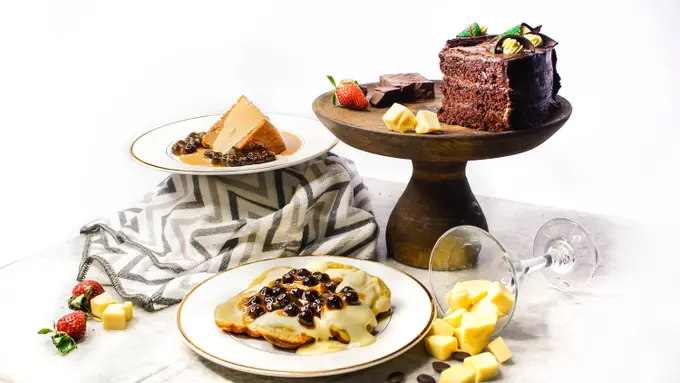 Menikmati kue santai sore