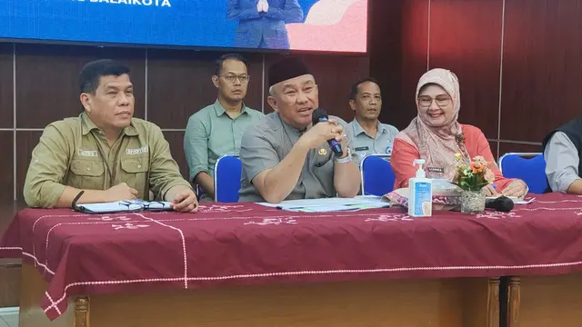 Wali Kota Depok, Mohammad Idris memberikan klarifikasi soal Kapel GPI Cinere, di Balai Kota Depok.