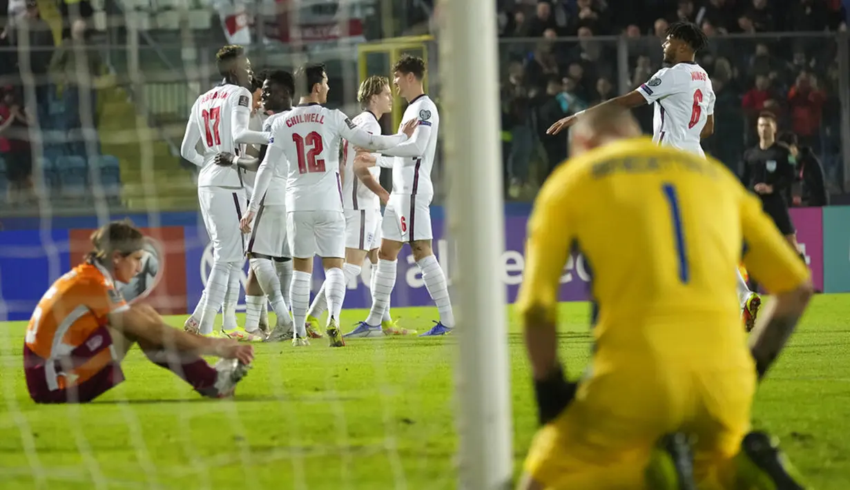 Pemain Inggris Tammy Abraham disambut oleh rekan setimnya usai mencetak gol ke gawang San Marino pada pertandingan sepak bola Kualifikasi Grup I Piala Dunia 2022 di Stadion Olimpiade, Serravalle, San Marino, 15 November 2021. Inggris menang 10-0. (AP Photo/Antonio Calanni)