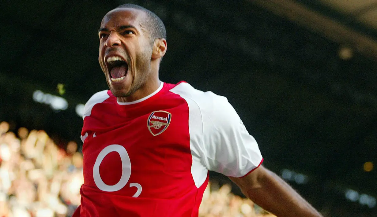 Penyerang Arsenal, Thierry Henry pernah melakukan perfect hat-trick ketika menghadapi rival sekota mereka, West Ham United. Ia mencetak gol pertama lewat sepakan kaki kanannya ketika menjadi algojo pinalti, lalu disusul sundulan dan kaki kirinya. (Foto: AFP/Jim Watson)