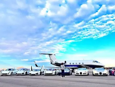 Petinju Floyd Mayweather berpose di depan kendaraan mewah miliknya yang bernilai miliaran rupiah. (instagram.com/floydmayweather)