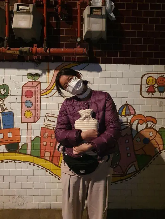 Sepertinya, saat itu sudah memasuki musim dingin sehingga Han Hyo Joo memakai jaket. Dia berpose sambil mengenakan masker. (Foto: Instagram/ hanhyojoo222)