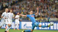 Arkadiusz Milik (kanan) menunjukan tajinya dengan mencetak dua gol kemenangan untuk SSC Napoli saat bertamu ke markas FC Dynamo Kiev pada laga grup B Liga Champions di Olympiyski Stadium, Kiev  (14/9/2016) dini hari WIB.  (AFP/Sergei Supinsky)
