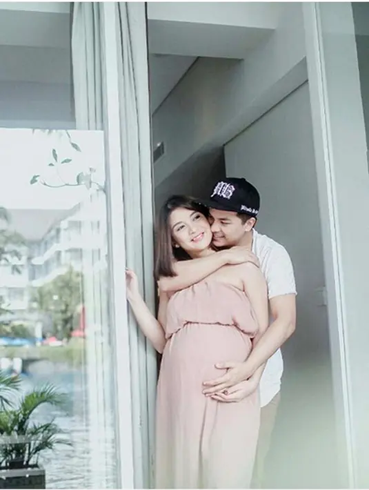 Beberapa foto yang diunggah dalam akun Instagramnya, terlihat pasangan ini begitu romantic. Bahkan banyak netizen yang iri dengan keharmonisan pasangan suami istri tersebut. (dok. Instagram)