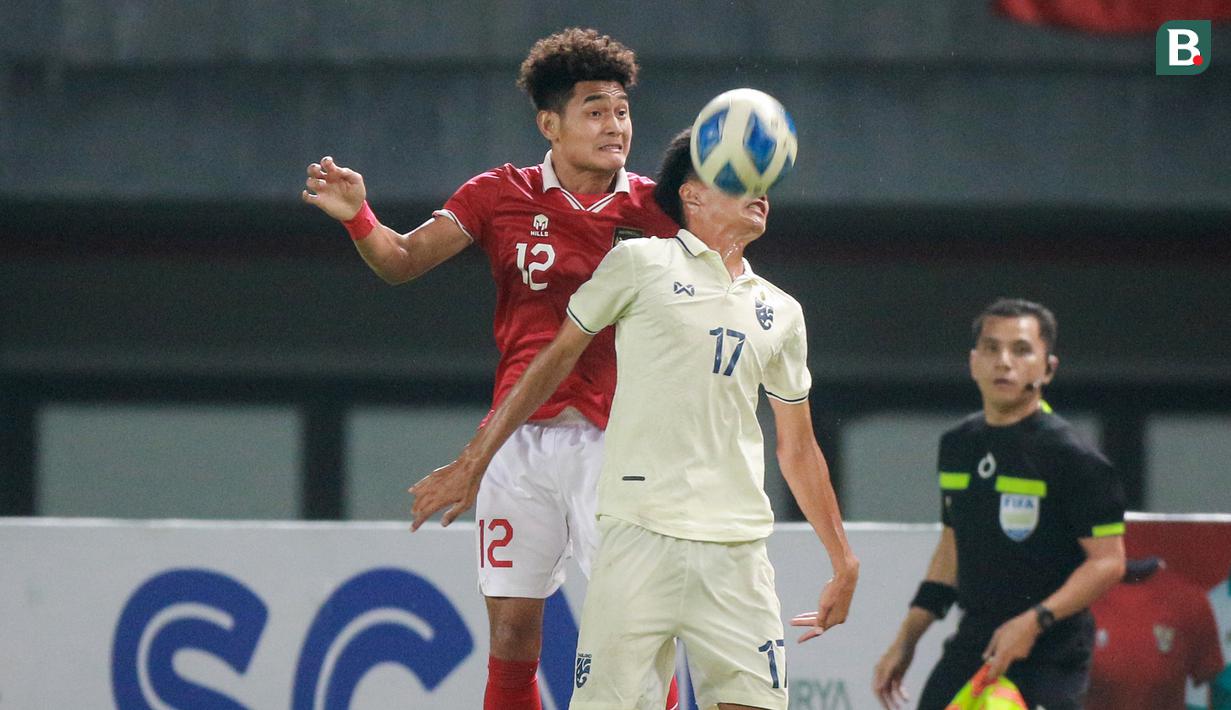 <p>Pemain Timnas Indonesia U-19,Mikael Alfredo Tata&nbsp;berebut bola&nbsp;dengan pemain Timnas Thailand U-19,&nbsp;Thanawut Phochai dalam pertandingan babak penyisihan Grup A Piala AFF U-19 yang berlangsung di Stadion Patriot Candrabhaga, Bekasi, Rabu (6/7/2022). (Bola.com/Bagaskara Lazuardi)</p>