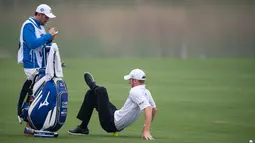 Pegolf Inggris, Chris Wood, melakukan peregangan dalam turnamen golf Shanghai Masters di Lake Malaren Golf Club, Shanghai, Tiongkok, (12/11/2015). (AFP Photo/Johannes Eisele)