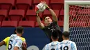 Tertinggal defisit satu gol Kolombia berbalik menyerang Argentina. Penjaga gawang Argentina, Emiliano Martinez tercatat dua kali melakukan penyelamatan ketika laga memasuki menit ke-15.(Foto: AFP/Nelson Almeida)