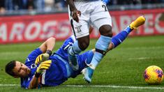 Situs transfermarkt baru saja merilis update nilai pasar para pemain di Eropa, termasuk di Liga Italia. Tercatat beberapa pemain yang mengalami penurunan nilai pasar akibat anjloknya performa. Berikut 7 di antaranya, termasuk pemain keturunan Indonesia Emil Audero. (AFP/Alberto Pizzoli)