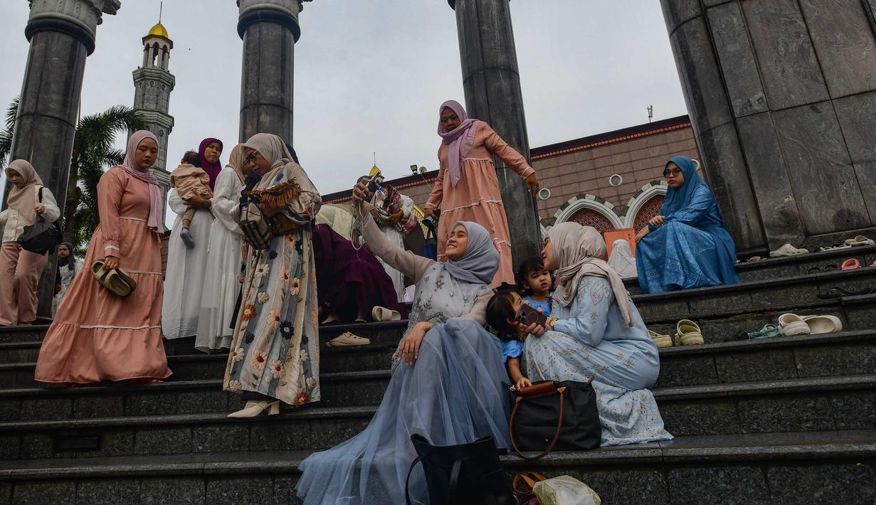 Keputusan itu diambil usai Kementerian Agama melakukan pemantauan hilal di 117 titik yang tersebar di seluruh Indonesia dan sidang isbat penentuan 1 Syawal 1444 Hijriah pada Kamis (19/3/2026). Tampak dalam foto, umat Islam usai melaksanakan salat Idul Fitri 1447 Hijriah di Mesjid Kubah Emas, Depok, Jawa Barat, Sabtu (21/3/2026). (merdeka.com/Arie Basuki)